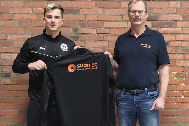 Suritec Fachberater Dirk Offenborn stattet die F-Jugend von Eutin 08 aus