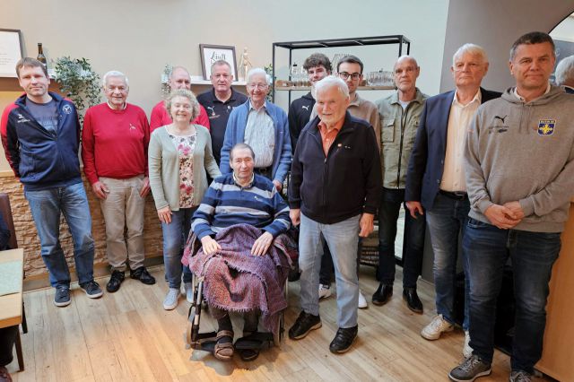 Gruppenbild von der Jahreshauptversammlung des Vereins Eutin 08.